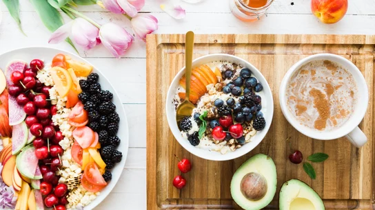 Las frutas y verduras siempre son la mejor opción para calmar el hambre entre horas Picar entre comidas
