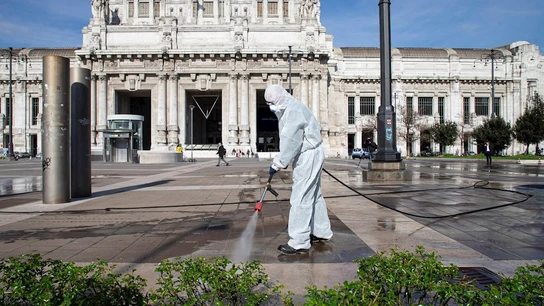 Un operario de limpieza desinfecta una zona de Italia Un operario de limpieza desinfecta una zona de Italia