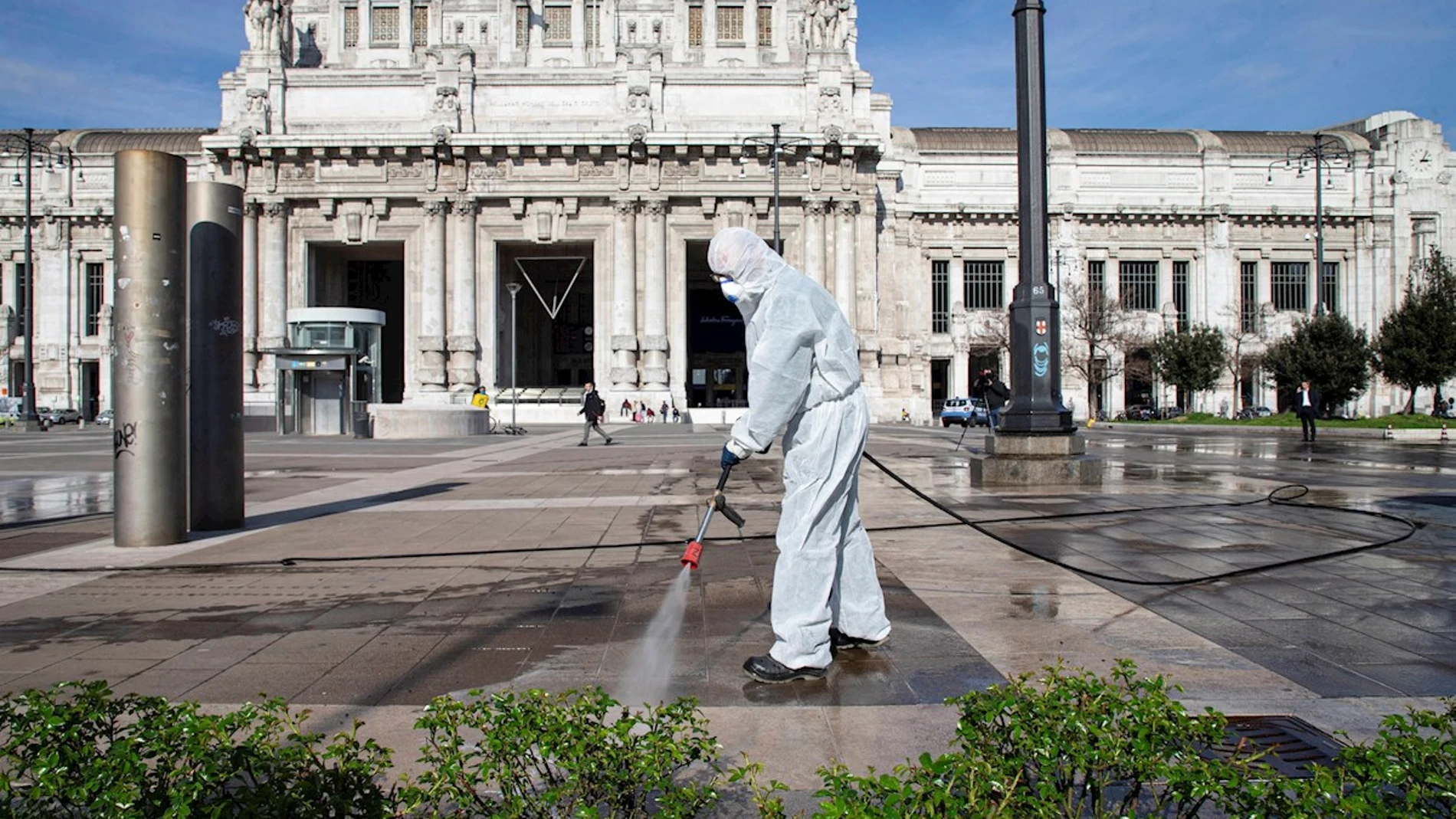 Un operario de limpieza desinfecta una zona de Italia