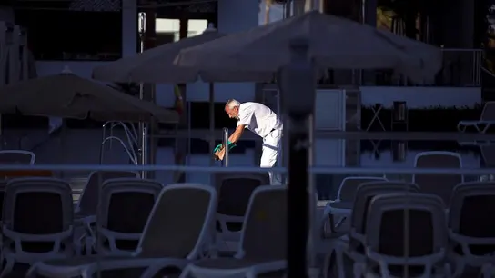 Un trabajador limpia en un hotel vacío por el coronavirus Un trabajador limpia en un hotel vacío por el coronavirus
