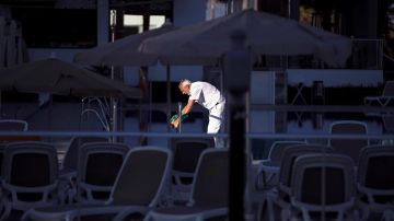 Un trabajador limpia en un hotel vacío por el coronavirus