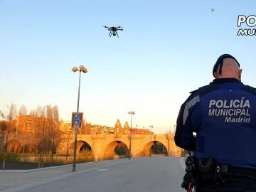 Imagen de la Policía Municipal de Madrid utilizando drones para evitar que la gente salga a la calle por el coronavirus Imagen de la Policía Municipal de Madrid utilizando drones para evitar que la gente salga a la calle por el coronavirus