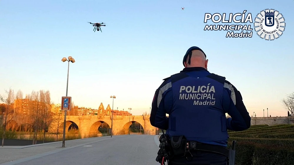 Imagen de la Policía Municipal de Madrid utilizando drones para evitar que la gente salga a la calle por el coronavirus