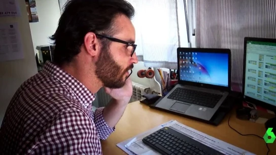 Imagen de una persona teletrabajando Imagen de una persona teletrabajando