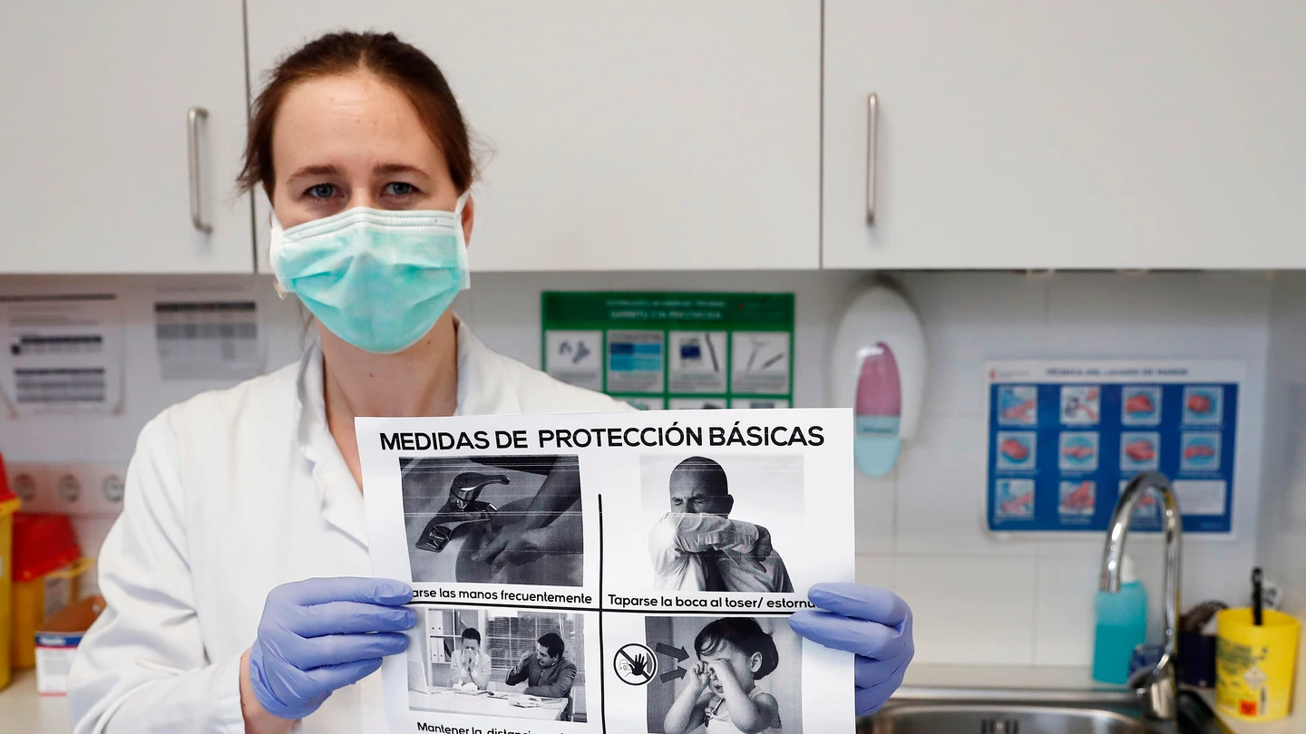 Una enfermera del Centro de Salud de Uharte muestra una cartel con las medidas de protección básicas ante el coronavirus Una enfermera del Centro de Salud de Uharte muestra una cartel con las medidas de protección básicas ante el coronavirus