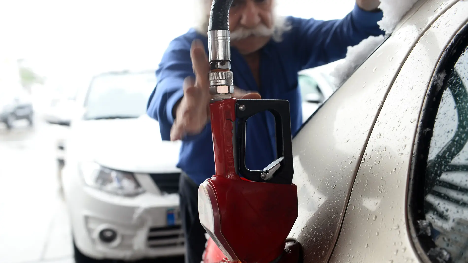 Mitos y verdades de repostar gasolina en un diésel: ¿es cierto que es beneficioso?