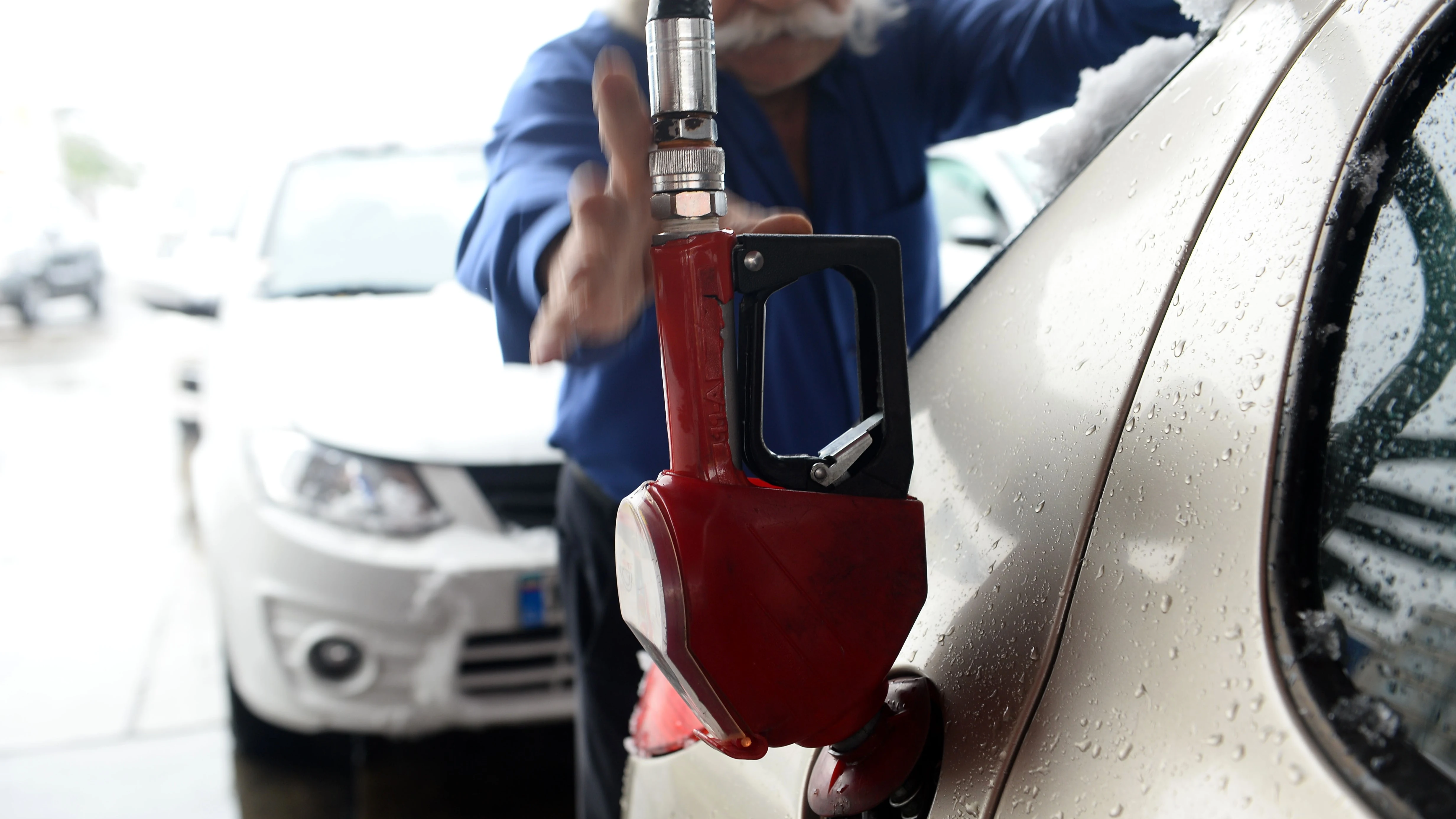 Mitos y verdades de repostar gasolina en un diésel: ¿es cierto que es beneficioso?