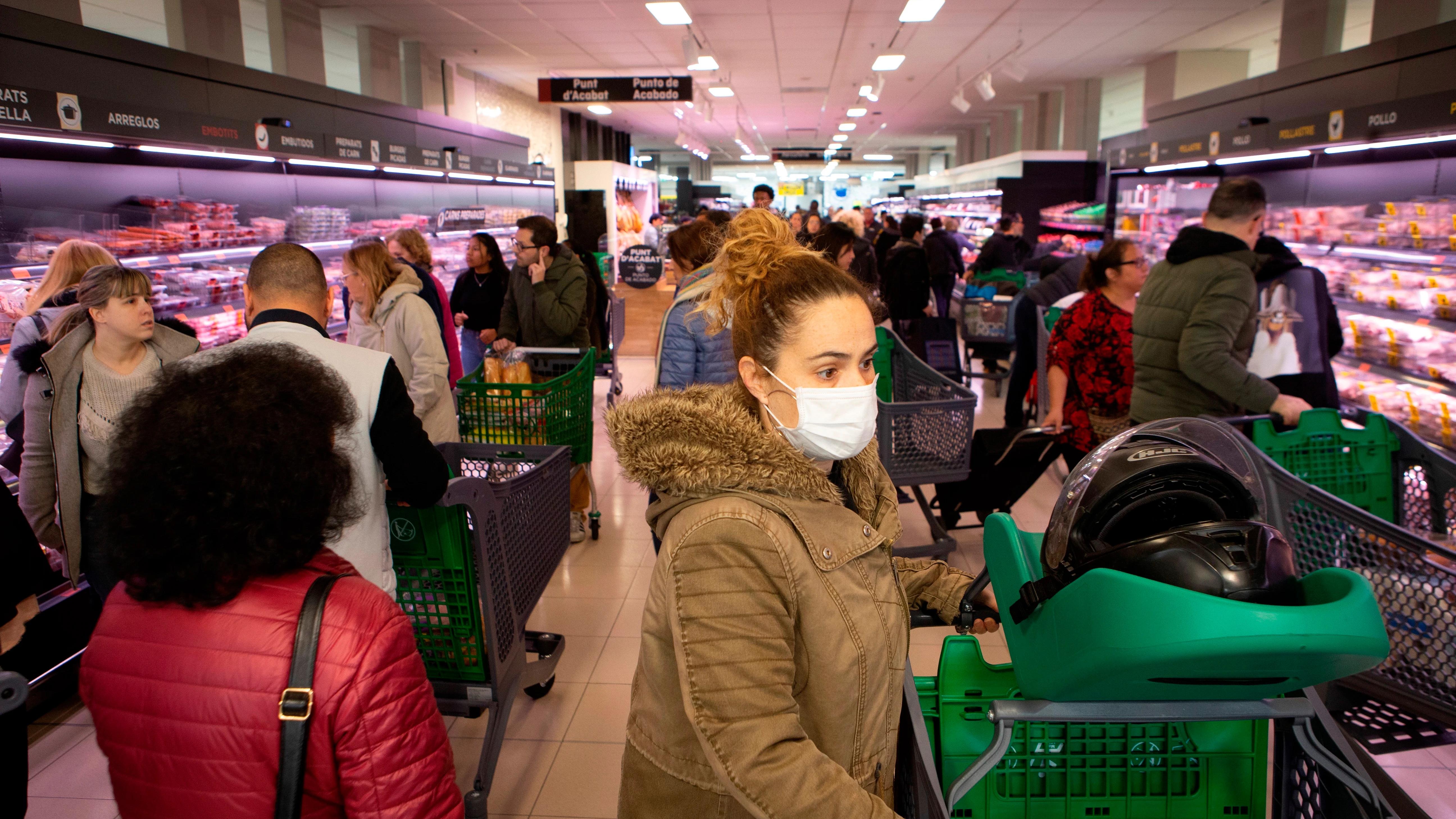 Decenas de ciudadanos acuden a un supermercado