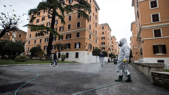 Imagen de una persona limpiando la calle en Italia Imagen de una persona limpiando la calle en Italia