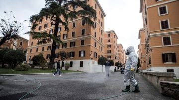 Imagen de una persona limpiando la calle en Italia