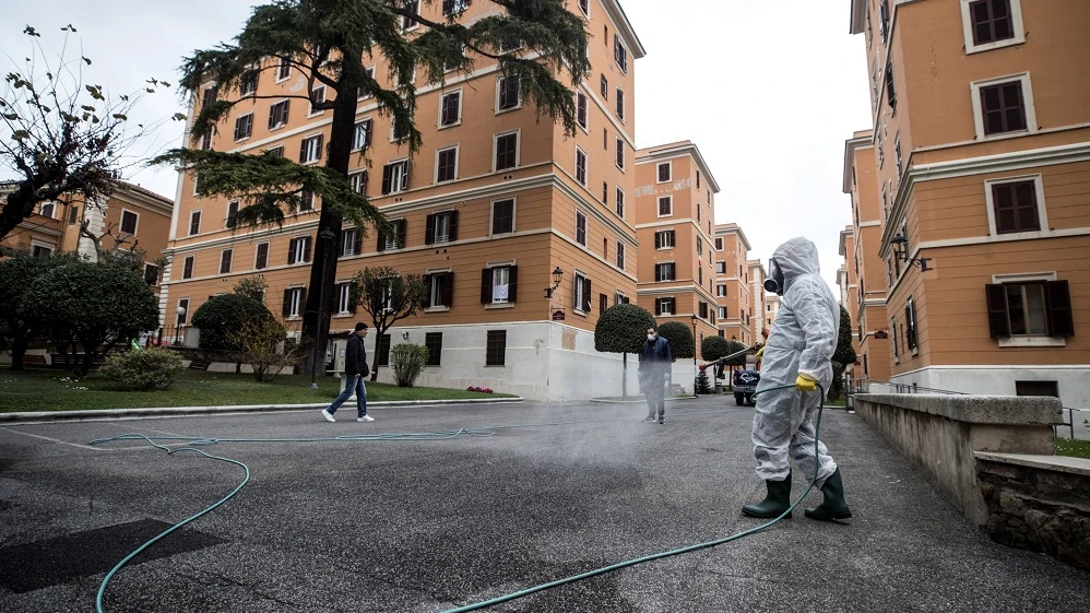 Imagen de una persona limpiando la calle en Italia