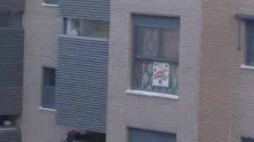 Pancartas con arcoiris en las ventanas con mensajes de ánimo para combatir el confinamiento