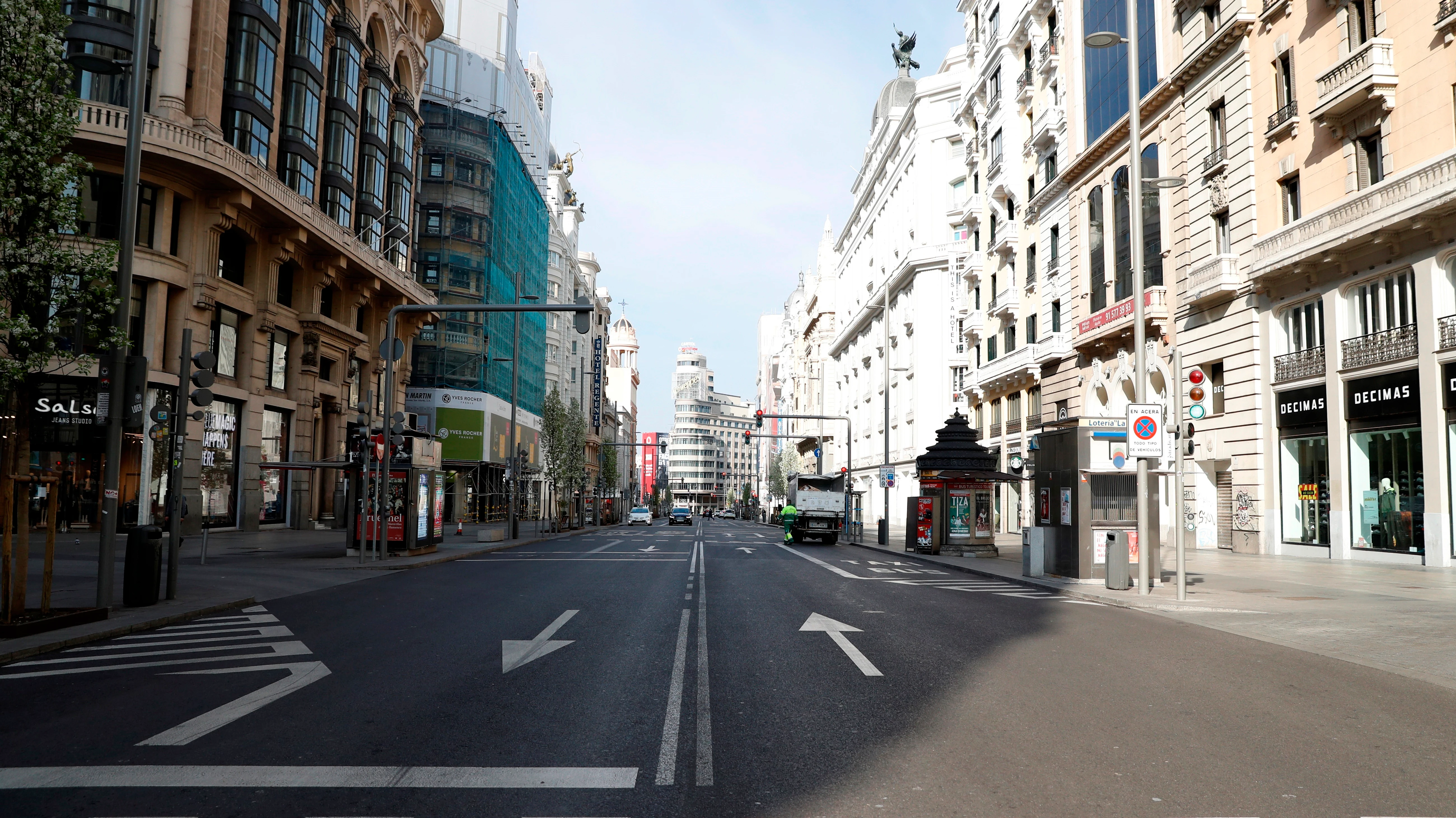 La Gran Vía en Madrid, prácticamente desierta