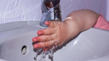 Imagen de archivo de un menor lavándose las manos