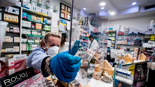 Una farmacia protege con plexiglás al personal durante el cierre de emergencia debido al brote de coronavirus. Una farmacia protege con plexiglás al personal durante el cierre de emergencia debido al brote de coronavirus en Roma