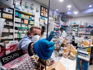 Una farmacia protege con plexiglás al personal durante el cierre de emergencia debido al brote de coronavirus. Una farmacia protege con plexiglás al personal durante el cierre de emergencia debido al brote de coronavirus.