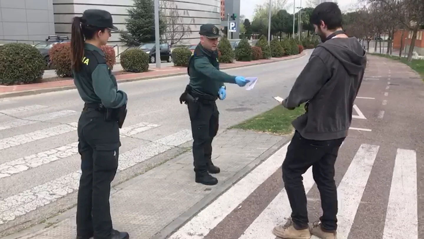 Así actúa la Guardia Civil para asegurar el confinamiento Así actúa la Guardia Civil para asegurar el confinamiento