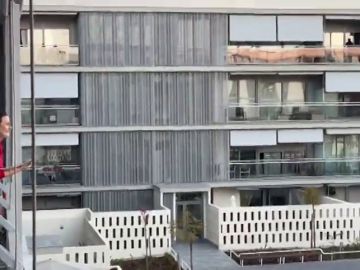 Vecinos de una urbanización juegan al bingo desde sus balcones Vecinos de una urbanización juegan al bingo desde sus balcones