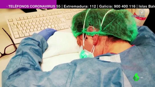 Imagen de una enfermera durmiendo encima de un teclado en Italia Imagen de una enfermera durmiendo encima de un teclado en Italia