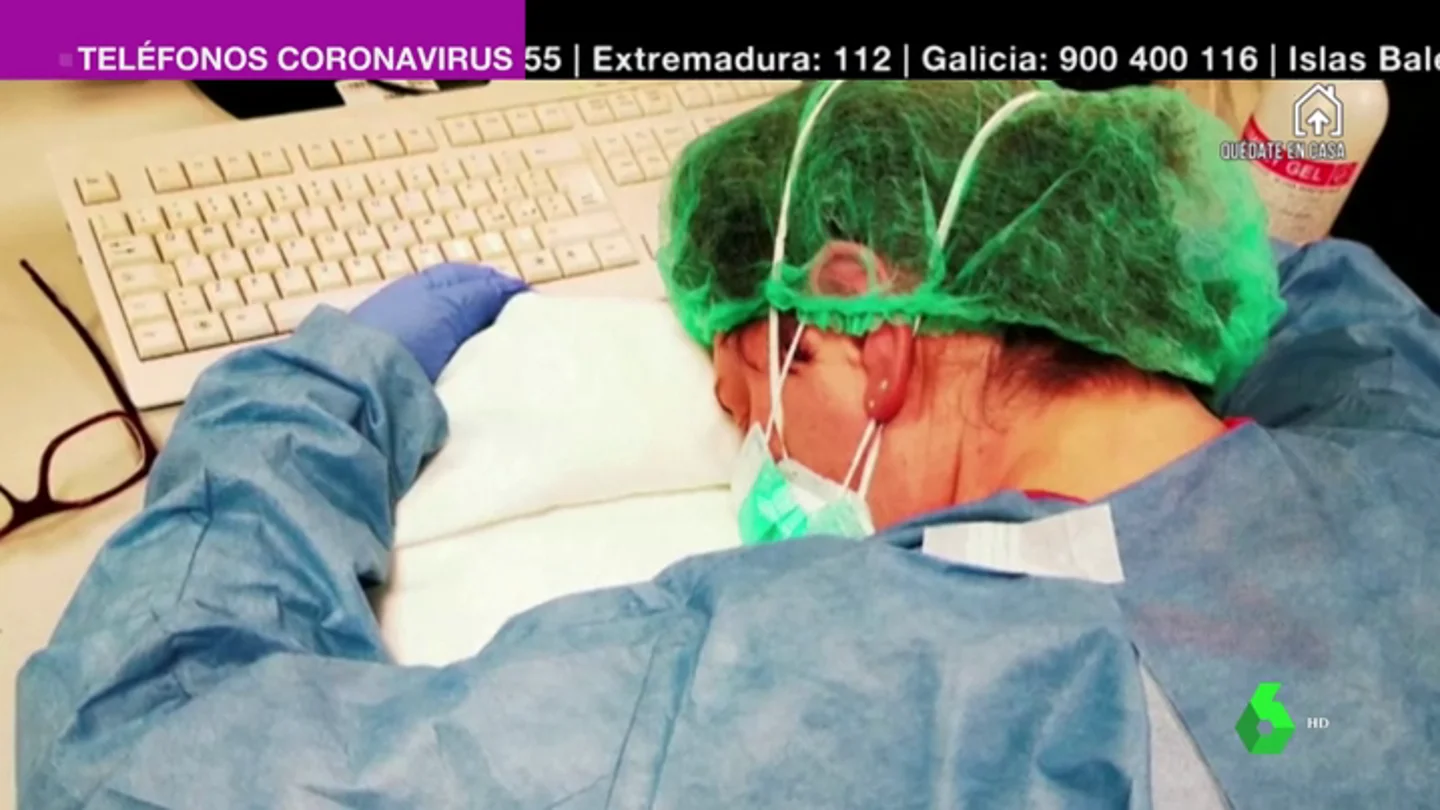 Imagen de una enfermera durmiendo encima de un teclado en Italia Imagen de una enfermera durmiendo encima de un teclado en Italia