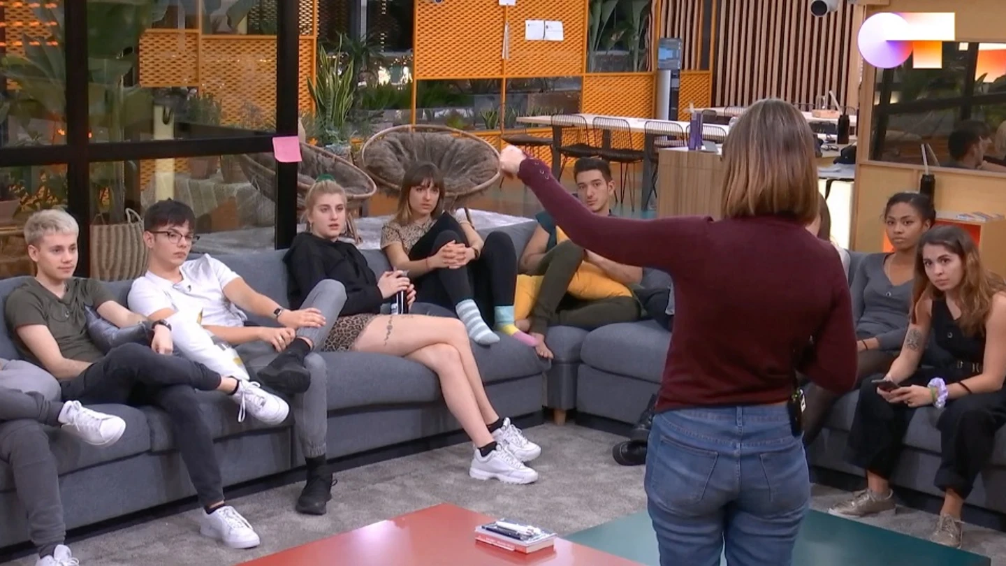 Imagen del momento en el que Noemí Galera ha informado a los concursantes de que la gala se celebrará desde la academia Imagen del momento en el que Noemí Galera ha informado a los concursantes de que la gala se celebrará desde la academia