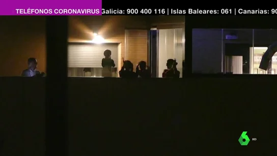 Imagen de personas aplaudiendo desde sus balcones Imagen de personas aplaudiendo desde sus balcones