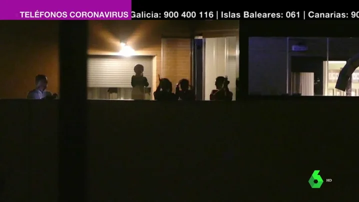 Imagen de personas aplaudiendo desde sus balcones