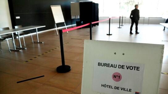 Un colegio electoral, listo para las elecciones municipales en Francia