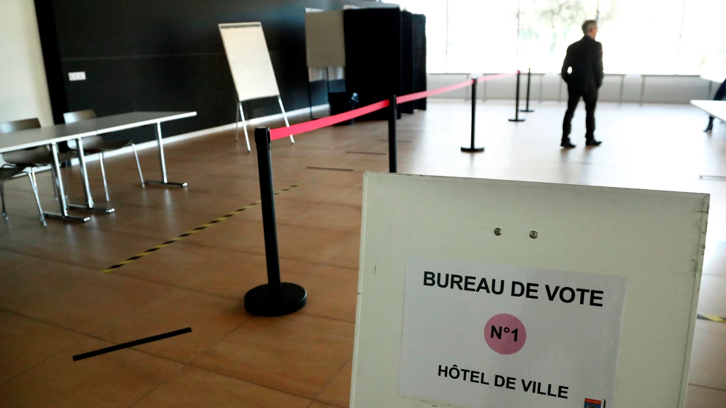 Un colegio electoral, listo para las elecciones municipales en Francia Un colegio electoral, listo para las elecciones municipales en Francia