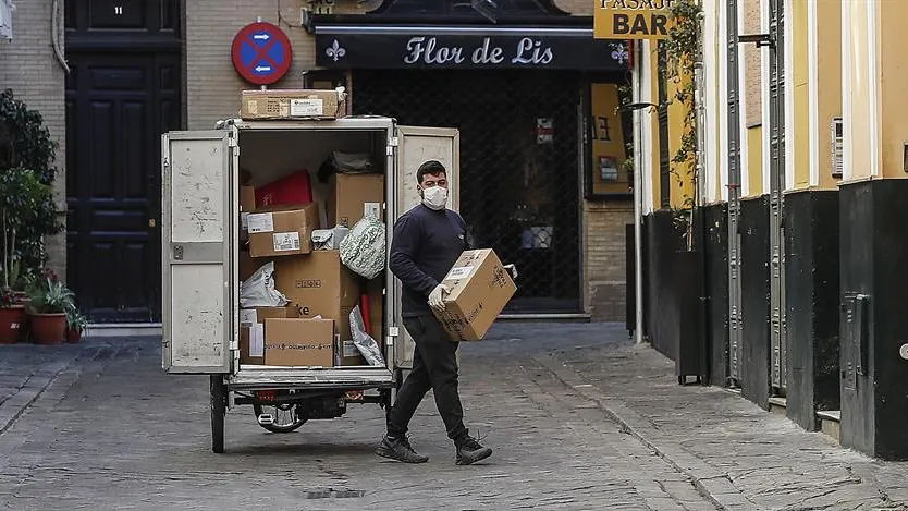 Un repartidor con guantes y mascarilla en Sevilla