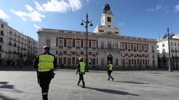 Efectivos de la UME vigilan la Puerta del Sol durante el confinamimento de primavera