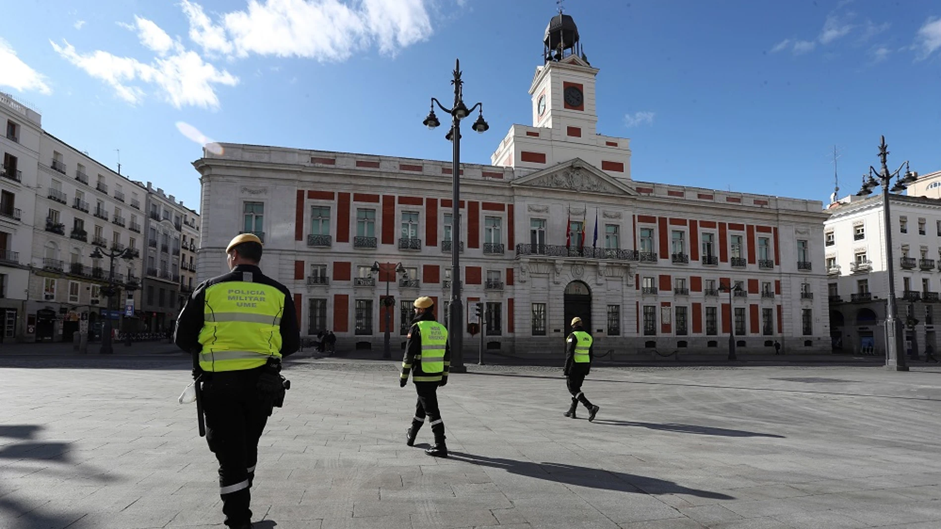 Efectivos de la UME vigilan la Puerta del Sol durante el confinamimento de primavera