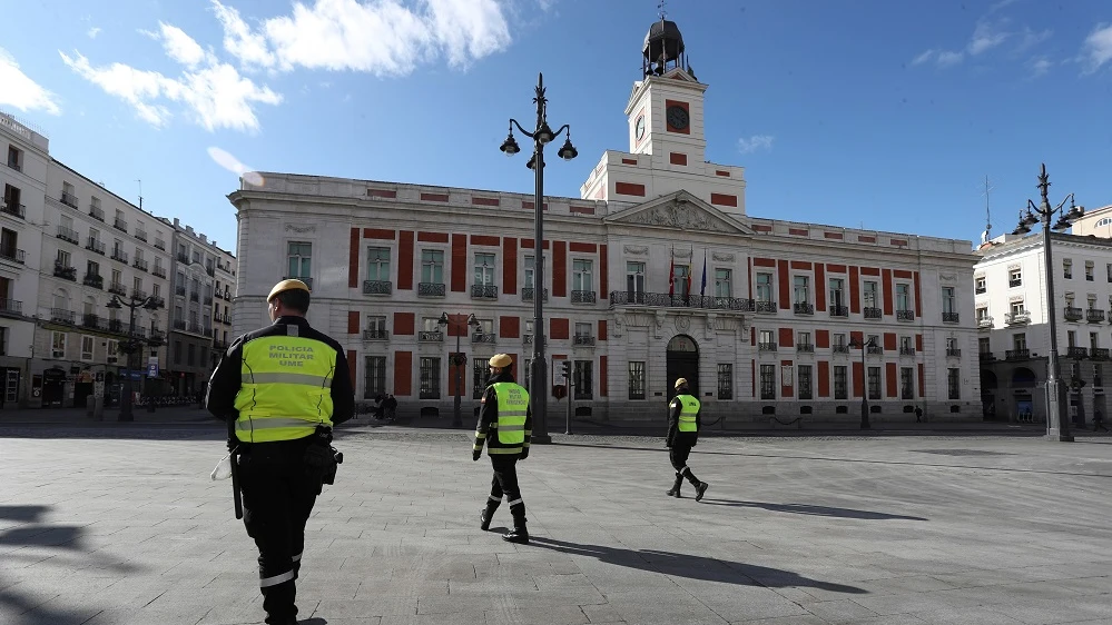 Efectivos de la UME vigilan la Puerta del Sol en Madrid