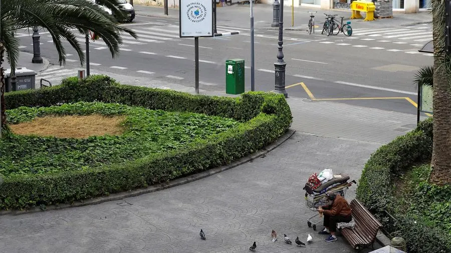 Un hombre sin hogar en Valencia, prácticamente vacía por el estado de alarma por el coronavirus