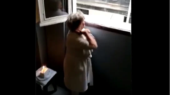 La emotiva sorpresa de los vecinos de un bloque de Lavapiés a una anciana por su cumpleaños en plena cuarenta por coronavirus La emotiva sorpresa de los vecinos de un bloque de Lavapiés a una anciana por su cumpleaños en plena cuarenta por coronavirus