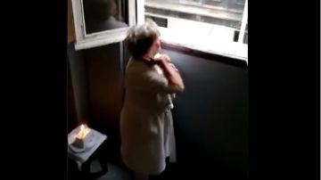 La emotiva sorpresa de los vecinos de un bloque de Lavapiés a una anciana por su cumpleaños en plena cuarenta por coronavirus