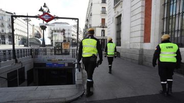 Efectivos de la UME vigilan la madrileña Puerta del Sol