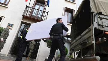 Soldados cargan colchones de un hotel de Alcalá con destino al Hospital de Henares por el coronavirus