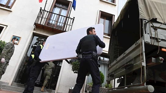 Soldados cargan colchones de un hotel de Alcalá con destino al Hospital de Henares por el coronavirus Soldados cargan colchones de un hotel de Alcalá con destino al Hospital de Henares por el coronavirus