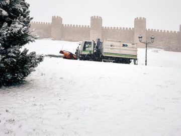 Una máquina quitanieves retira la nieve junto a la muralla de Ávila Una máquina quitanieves retira la nieve junto a la muralla de Ávila