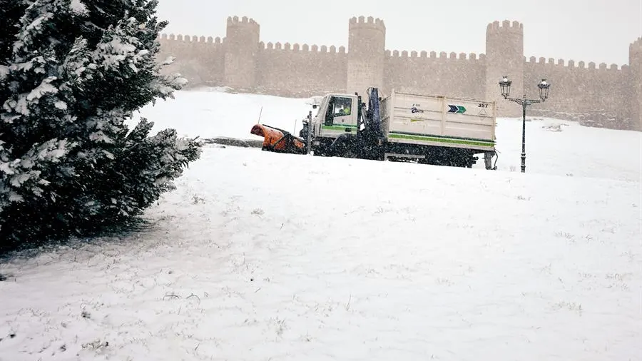 Una máquina quitanieves retira la nieve junto a la muralla de Ávila