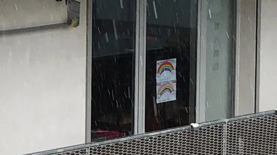 Otro de los carteles que adornan las ventanas del país Otro de los carteles que adornan las ventanas del país