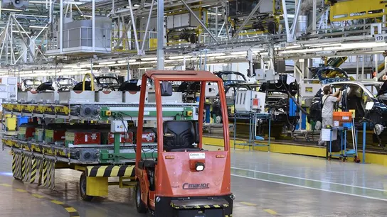 Cascada de ERTE en la industria del motor por el coronavirus Un vehículo con guiado automático, circula por la planta del Grupo Renault en Valladolid