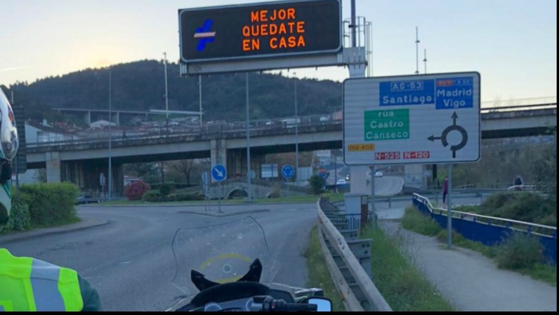 Qu&eacute;date en casa
