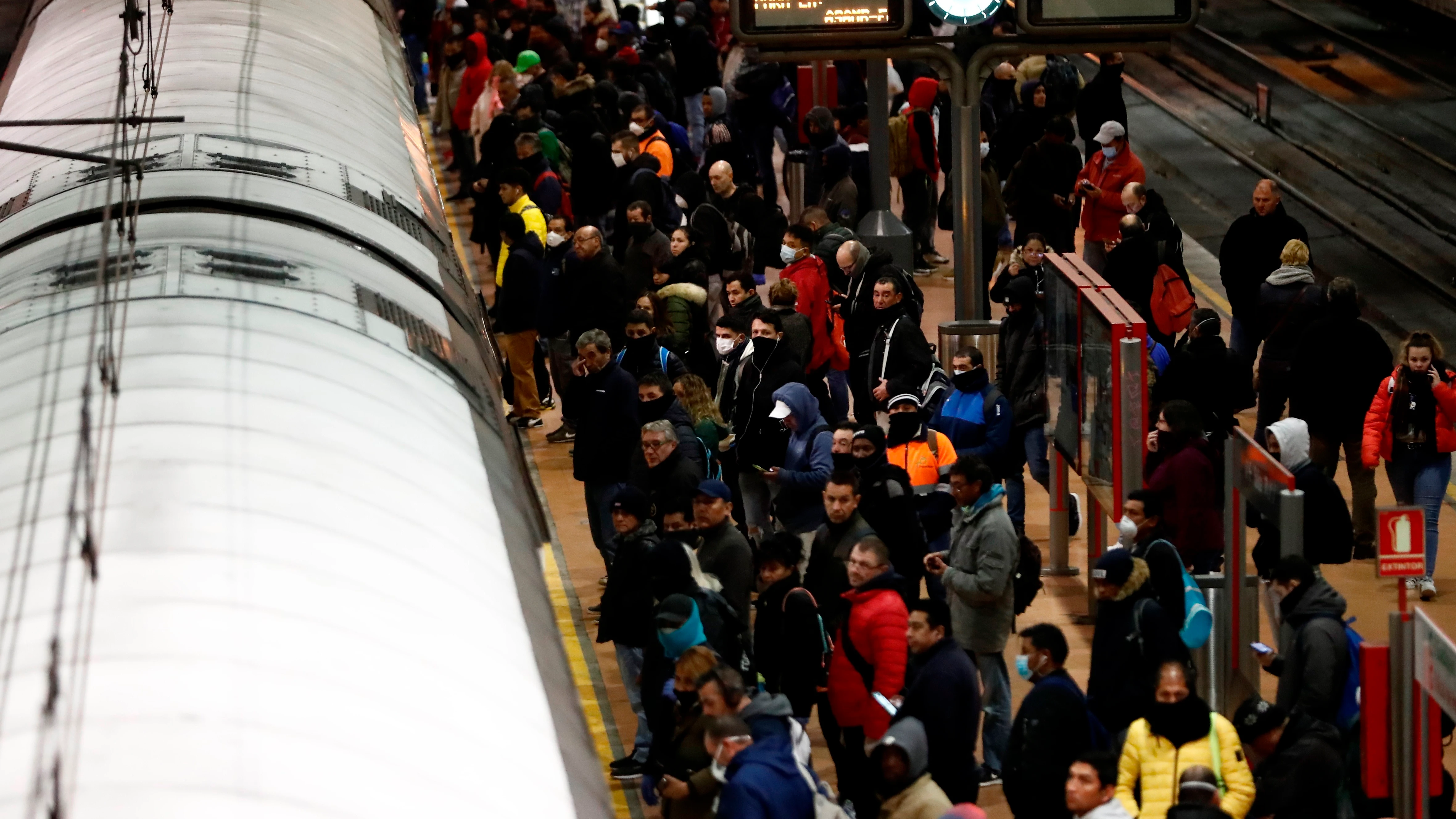 Aglomeraciones en Atocha a primera hora de este martes