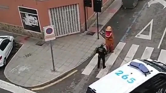 Los agentes paran al 'dinosaurio' que paseaba por las calles de Murcia Los agentes paran al 'dinosaurio' que paseaba por las calles de Murcia