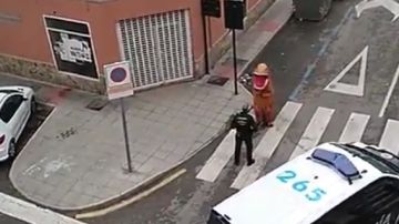 Los agentes paran al 'dinosaurio' que paseaba por las calles de Murcia 