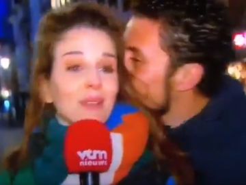 Un hombre besa a una reportera Un hombre besa a una reportera