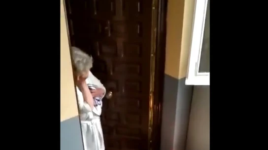 La historia que esconde la emoción de Charo, la anciana que recibió una sorpresa de sus vecinos en plena cuarentena La historia que esconde la emoción de Charo, la anciana que recibió una sorpresa de sus vecinos en plena cuarentena