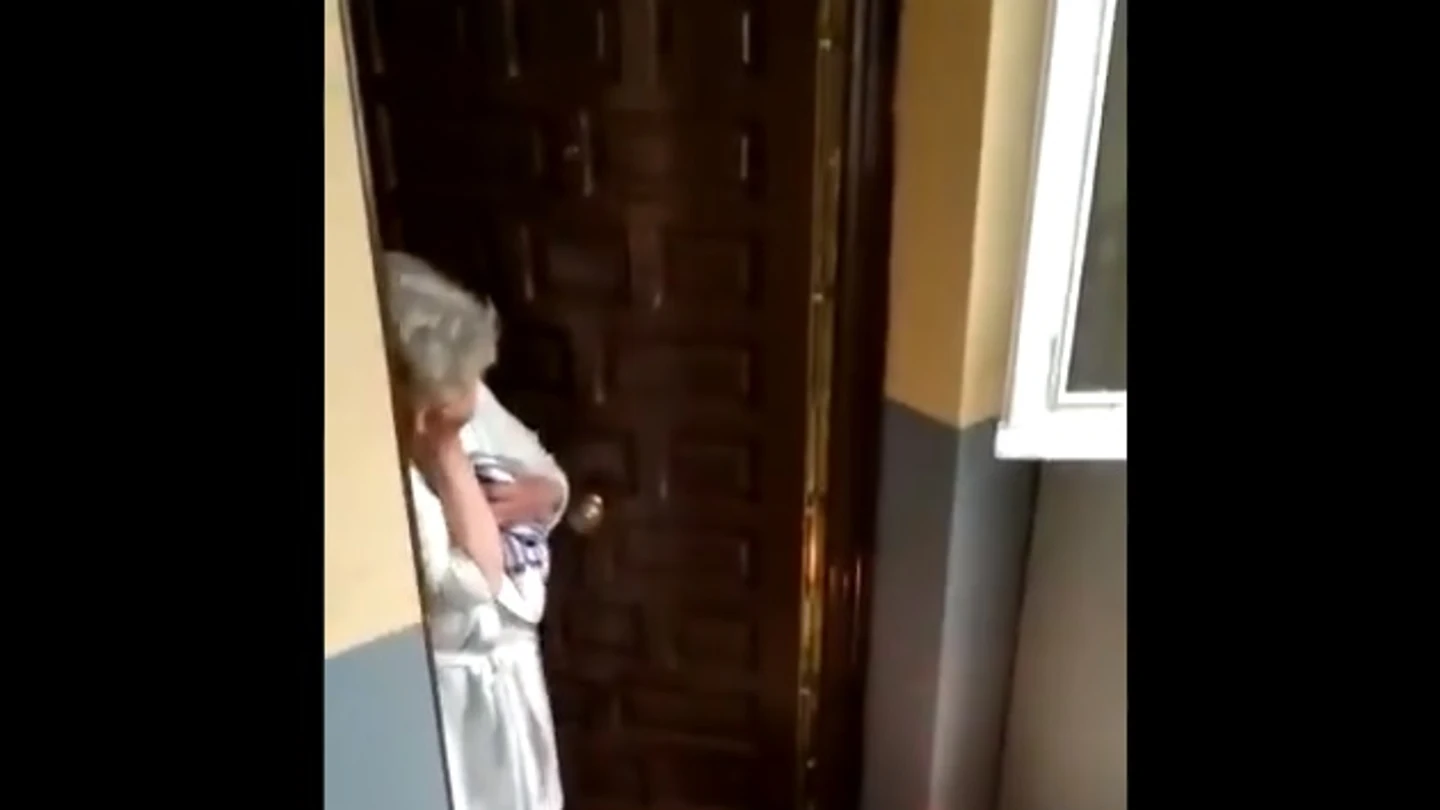 La historia que esconde la emoción de Charo, la anciana que recibió una sorpresa de sus vecinos en plena cuarentena La historia que esconde la emoción de Charo, la anciana que recibió una sorpresa de sus vecinos en plena cuarentena